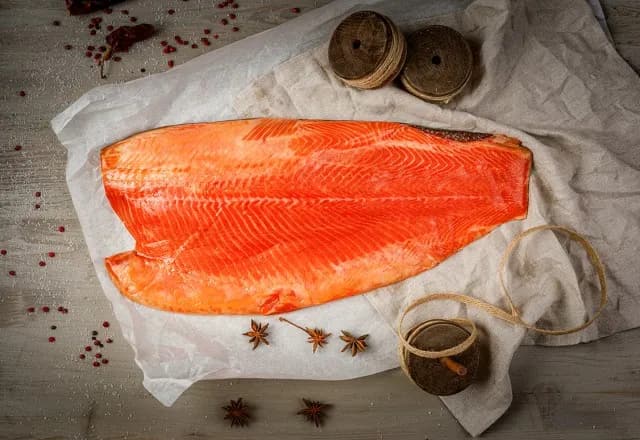 Лосось филе на коже подкопченный весовая
